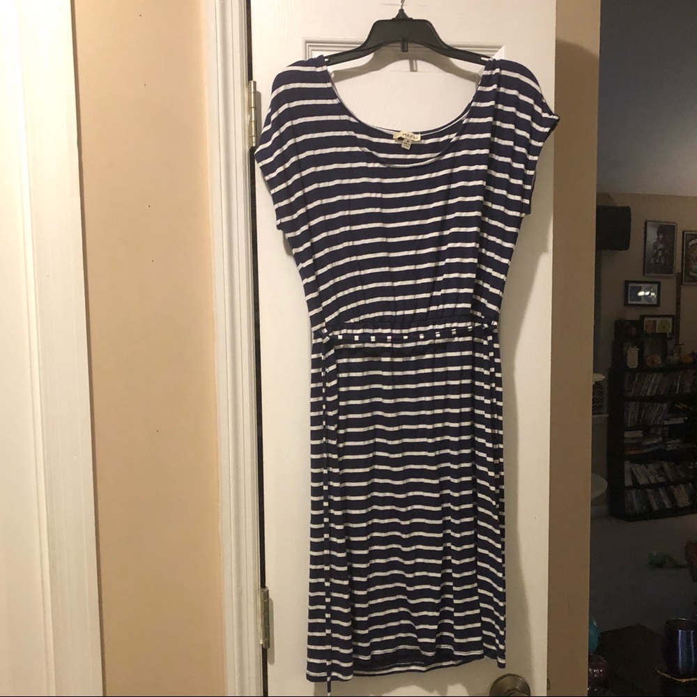 Cap sleeve- cinched waist- navy white dress